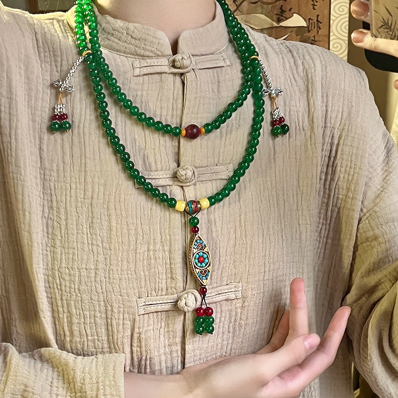 A Chinese-style agate beaded necklace paired with a long sweater chain, a new Chinese-style ethnic retro cheongsam crossbody chain accessory Application Scenario