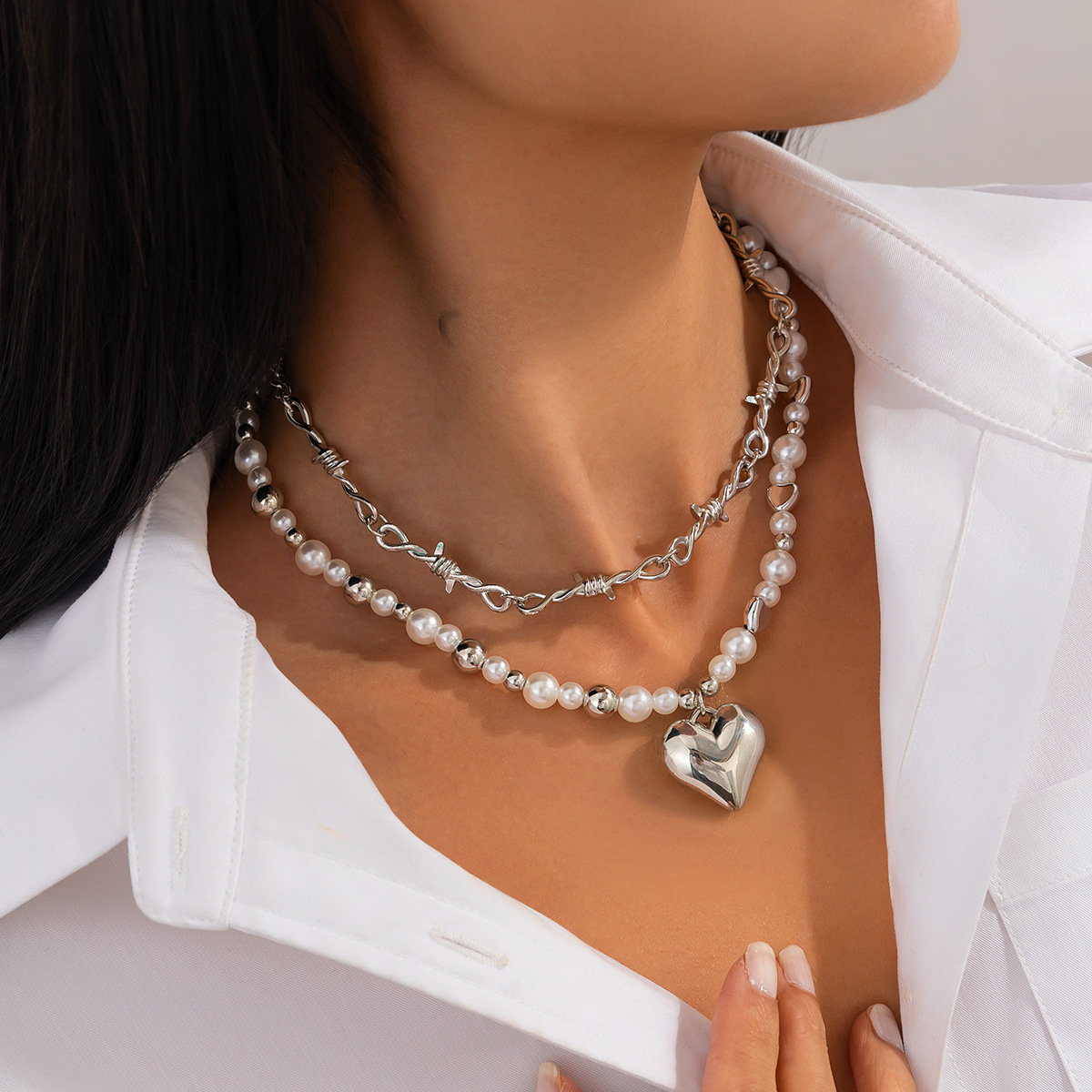 European and American cross-border jewelry, fashionable heart-shaped alloy pendant necklace, versatile pearl beaded collarbone chain, multiple layers details Picture