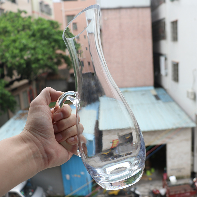Special offer wholesale of handcrafted crystal glass wine decanters with handles, European-style wine mixers for hotel use Application Scenario