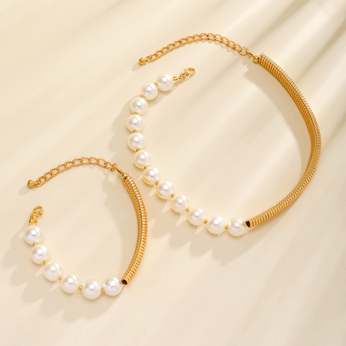 European and American cross-border sweet and cool snake bone chain punk choker necklace accessory, women's niche necklace, pearl imitation versatile necklace Application Scenario
