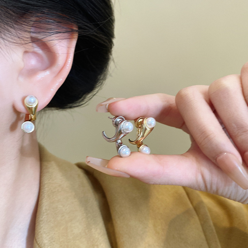 Retro and simple metal crossed pearl earrings. Women wear light luxury and fashionable stud earrings on the front and back. A high-end and versatile ear accessory details Picture