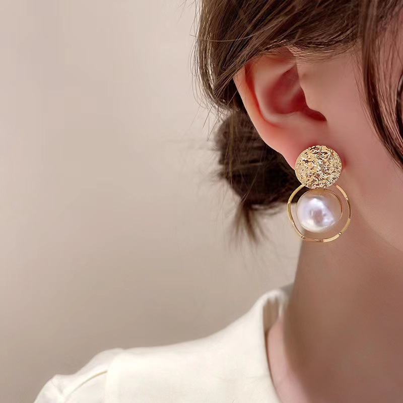 Fashion pearl earrings 2025 New style bestsellers, niche design sense earrings, feminine elegance, high-end look, grand stud earrings Specification drawing