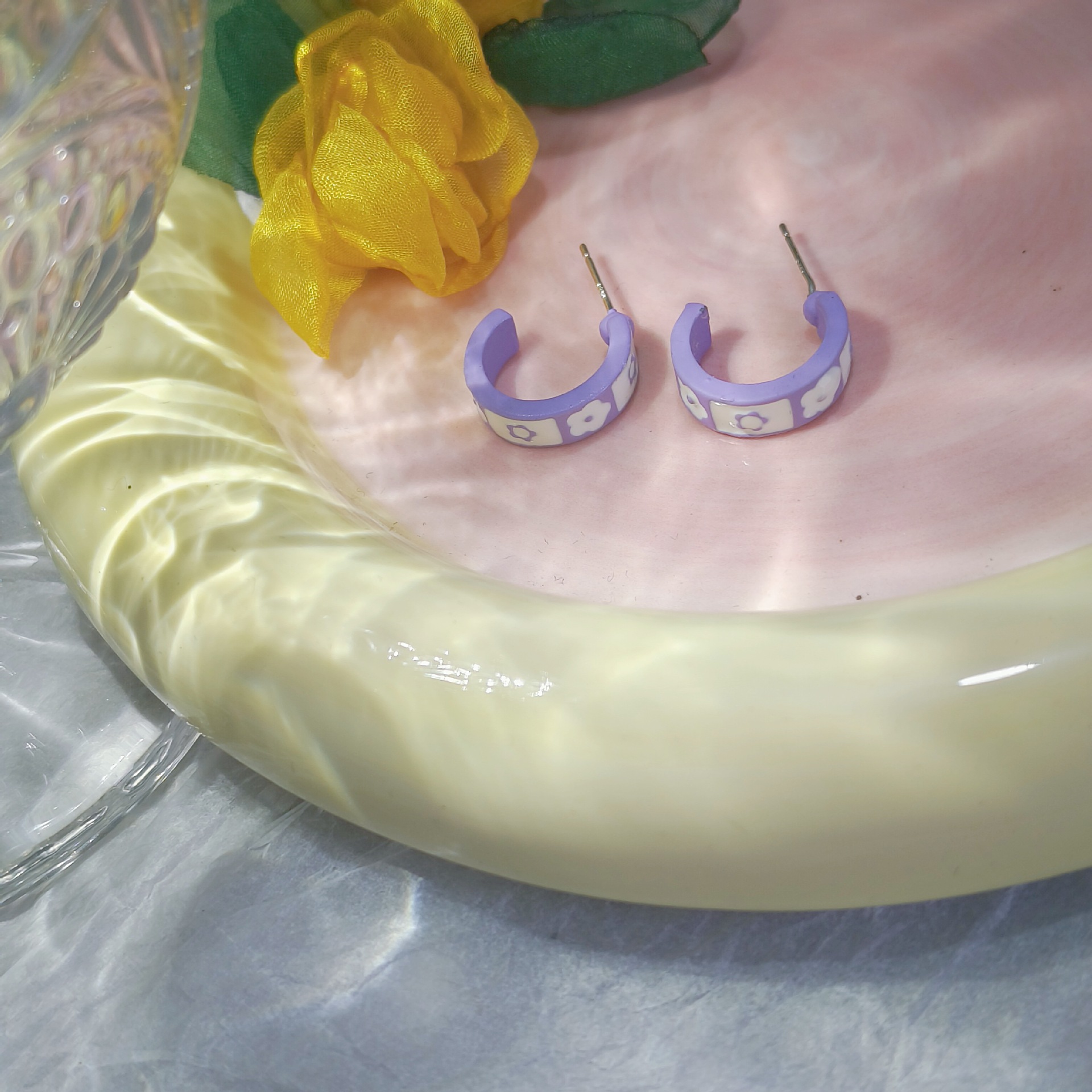 Small, elegant, simple and everyday C-shaped flower ear loops and stud earrings for women, trendy Korean style on Instagram, with a niche design sense Application Scenario