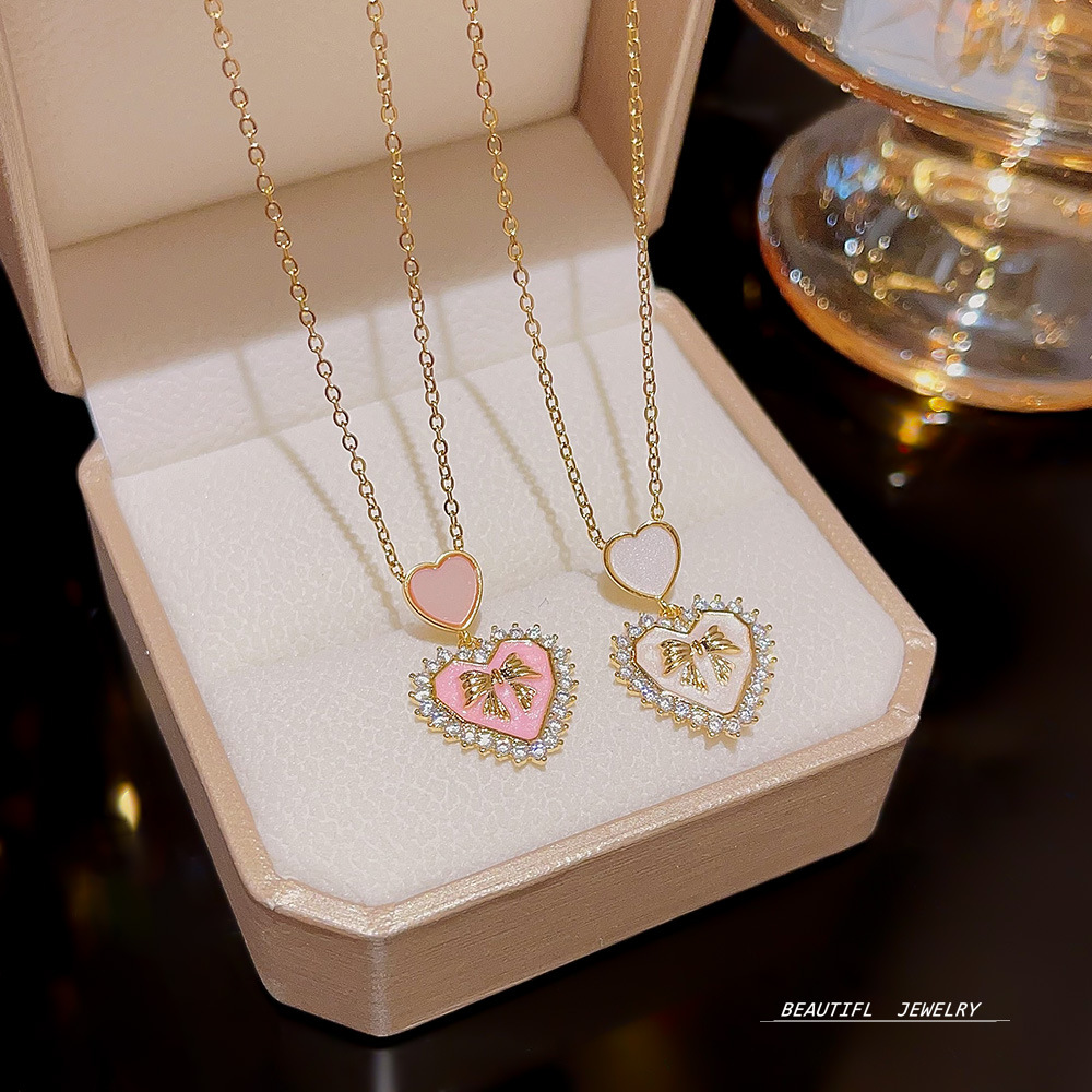 Heart-shaped titanium steel necklace, a niche design for women, a heart-shaped pendant, an ins collarbone chain, a popular accessory with a simple and elegant style full figure