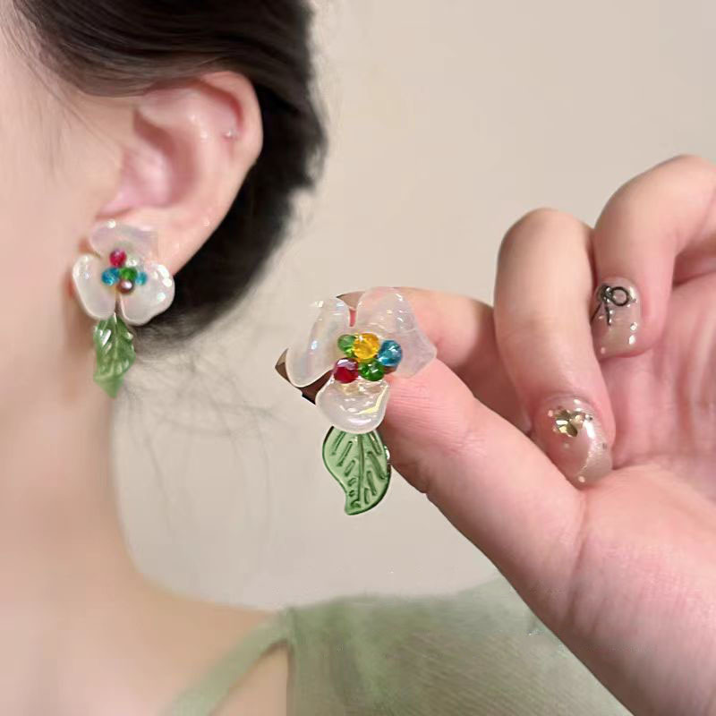 New green leaf and flower bud resin earrings for early spring, a niche design for women's spring and summer, French stud earrings, and high-end earrings full figure