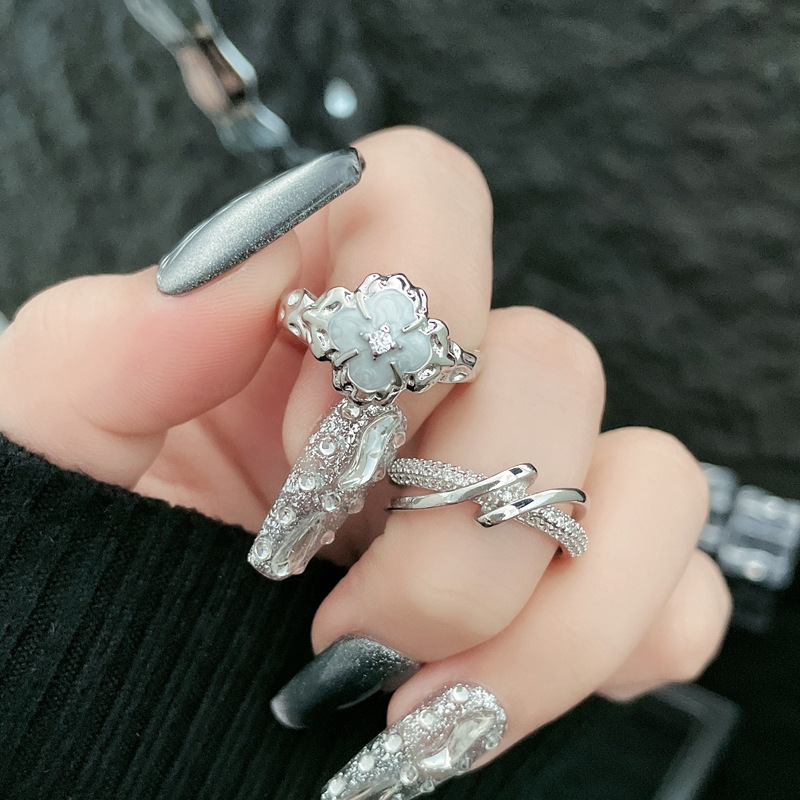 A high-end, cold and individual style four-leaf clover glazed open ring for women, with a niche design and exquisite elegance, is a sophisticated index finger ring details Picture