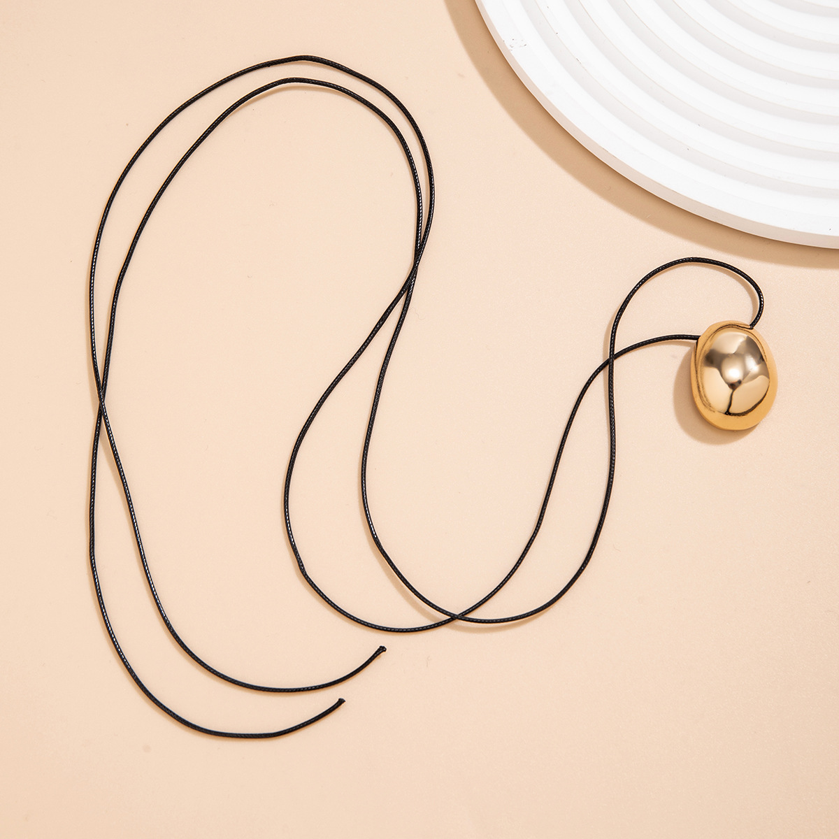 European and American style exaggerated geometric egg surface choker women's versatile pull-out wax thread necklace, sweet and cool design sense collar accessory Application Scenario