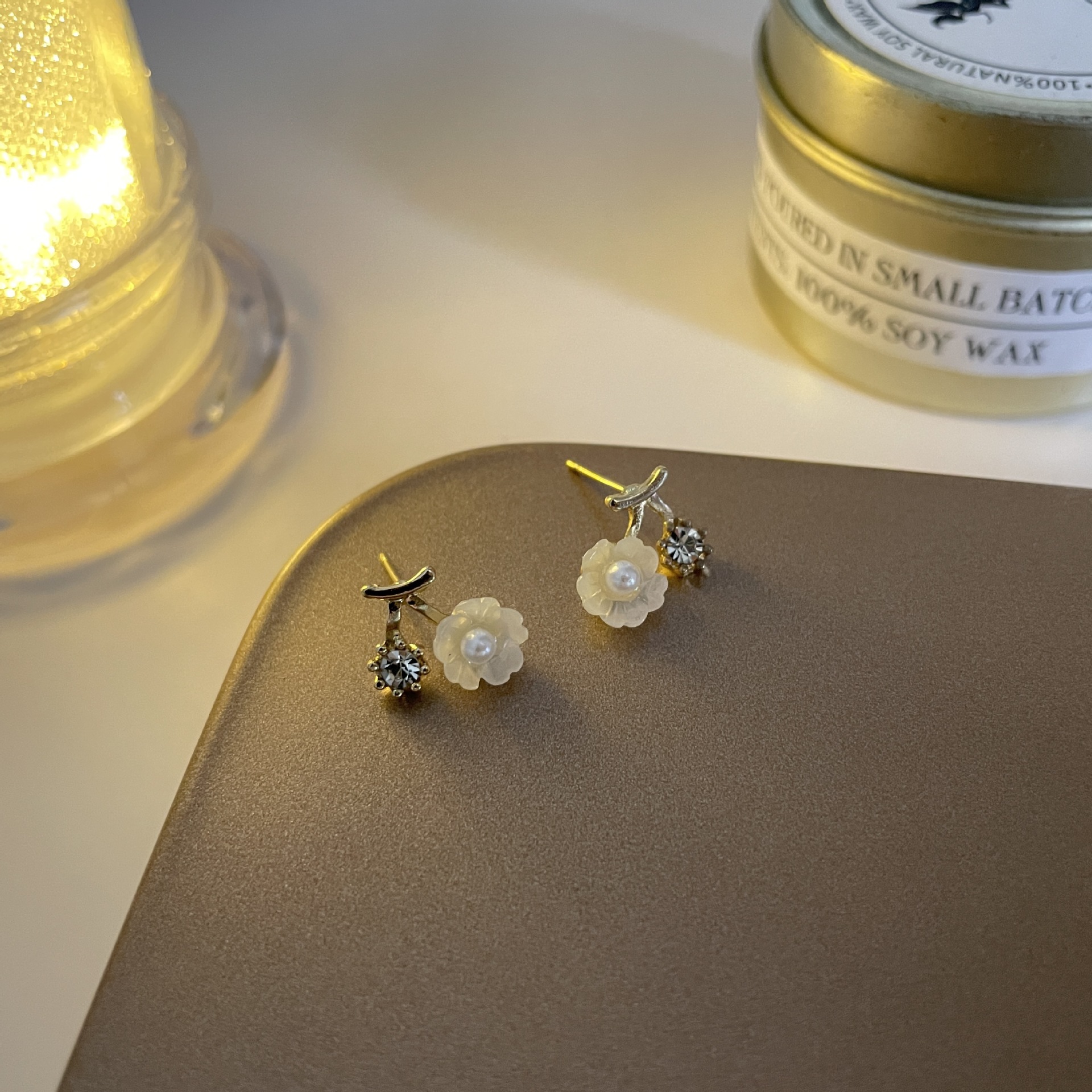 Sweet water diamond flower earrings from Japan and South Korea, a new trendy and light luxury stud earrings for women in 2025, a niche summer design for women Application Scenario