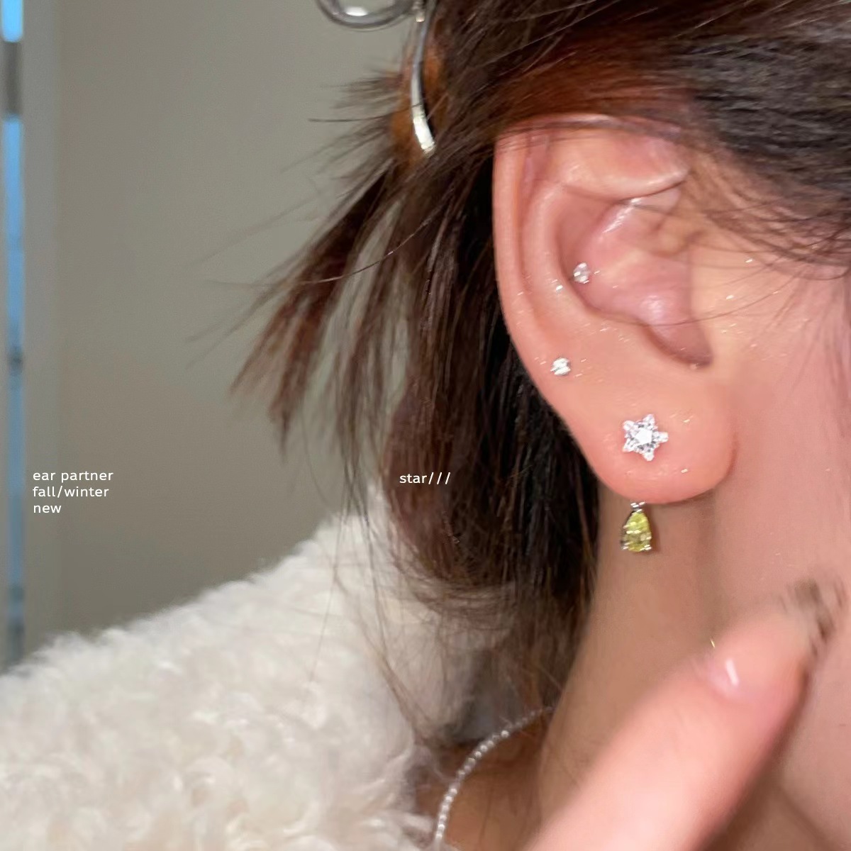 The cool zircon five-pointed star water drop tassel stud earrings are exquisite and small, with a unique design. The earrings are fashionable and simple Specification drawing