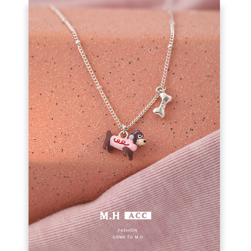 A colorful oil-dripping Dachshund pendant necklace with a girlish charm, cute and adorable, fashionable and versatile neckchain and collarbone chain Application Scenario