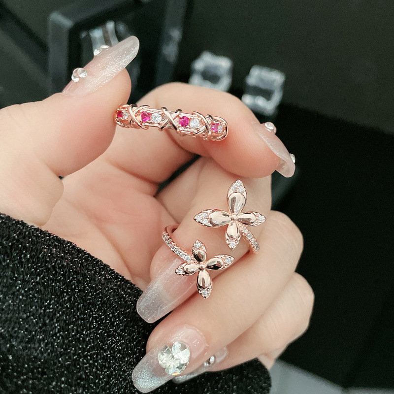 A high-end and fashionable double butterfly rose gold open ring for women with a crossover niche design, a light luxury and elegant ring trend full figure