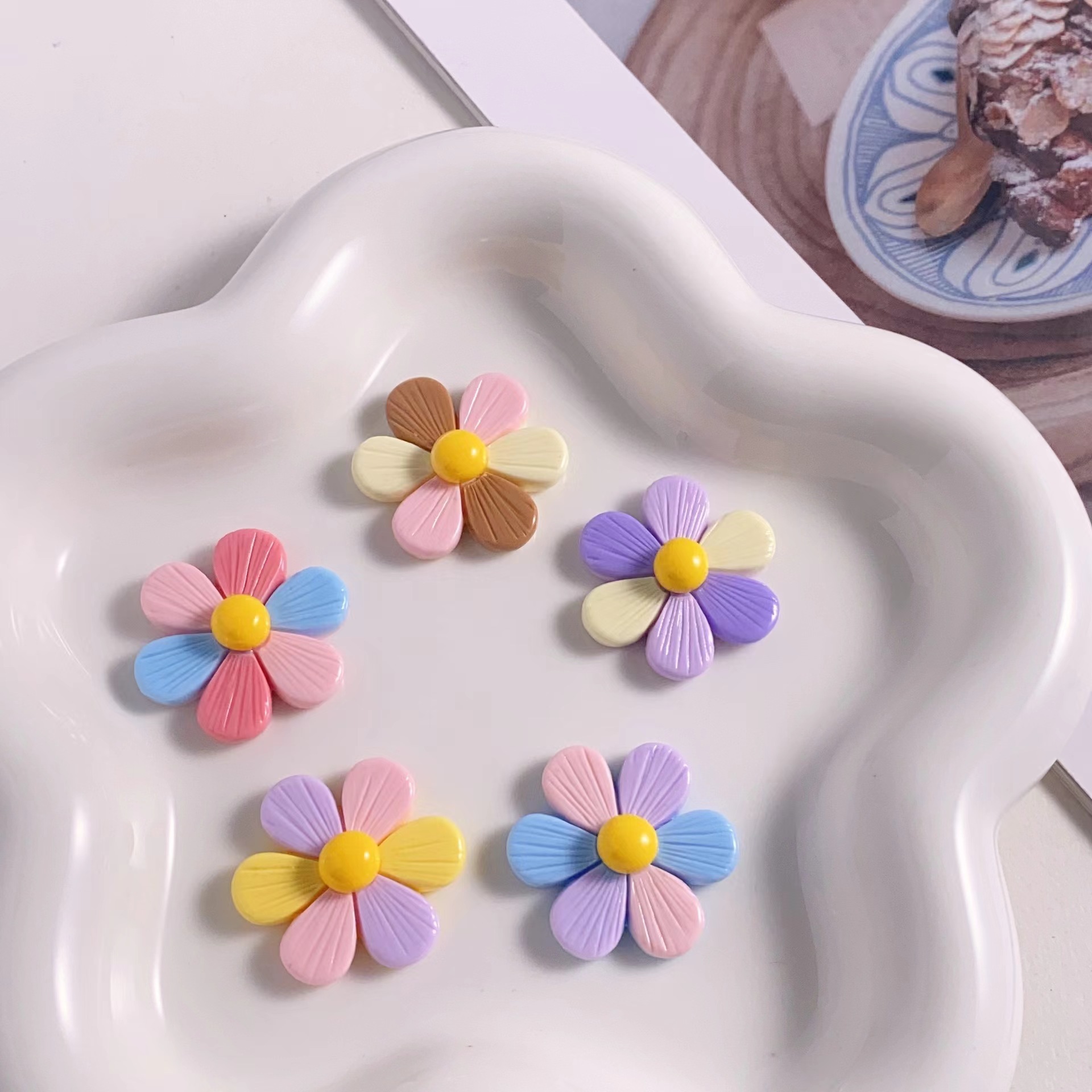 Shiny diy resin trinkets, six-petal flower cream glue accessories, phone cases, headwear, hair accessories, Crocker accessories full figure