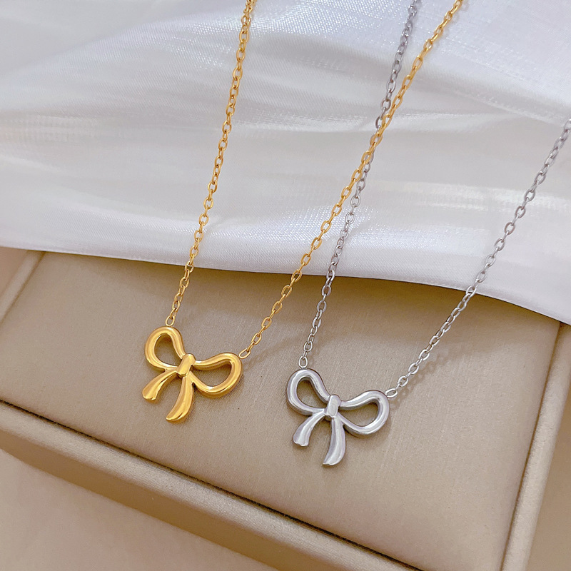 【 All-titanium Steel 】 Forest style bow minimalist style, real gold necklace inside the furnace, female Instagram influencer collarbone chain accessory Application Scenario