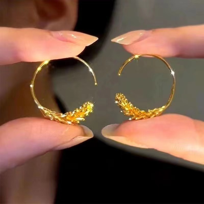 The unique and distinctive design of the wheat ear hook is fashionable, high-end and versatile for women. The exquisite forest-style ear studs are elegant earrings full figure