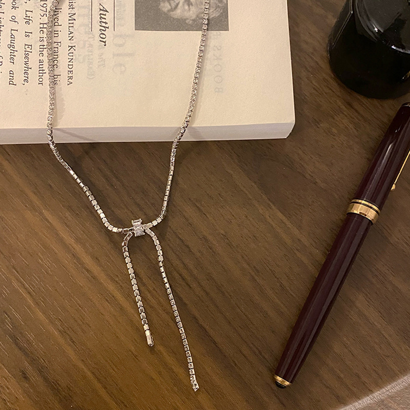 Diamond-encrusted zircon bow necklace, InS-style fashionable pull-out neckchain, collarbone chain, simple and elegant, light luxury necklace Application Scenario