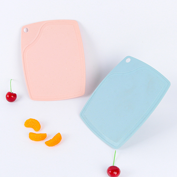 Creative wheat straw hanging simple household kitchenware cutting board, plastic cutting board, vegetable cutting board, fruit cutting board Application Scenario