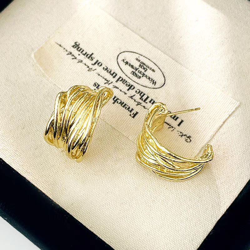 New retro and high-end earring with hollowed-out metal wound C-shaped ring earrings, light luxury and niche earrings, stud earrings for women Application Scenario