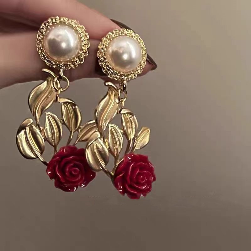 French retro vacation style metal red rose flower earrings with exaggerated and high-end design ins pearl stud earrings Specification drawing