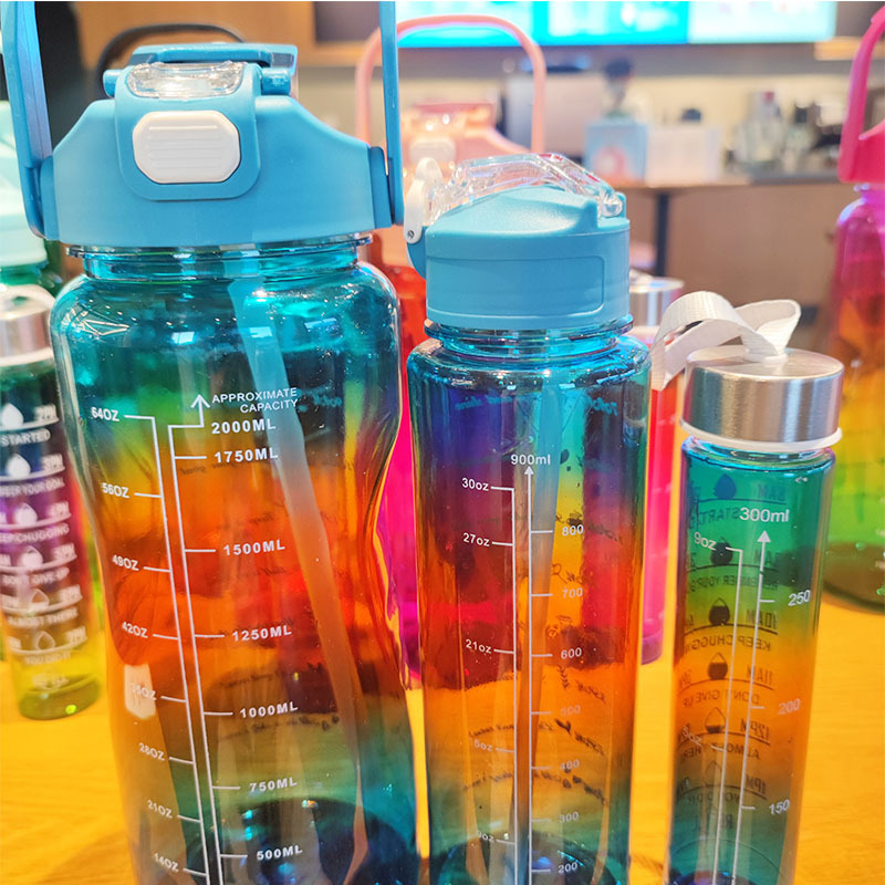 Gradient colorful three-piece set, large capacity straw, PET plastic cup with scale, fitness handle, sports cold water cup Application Scenario
