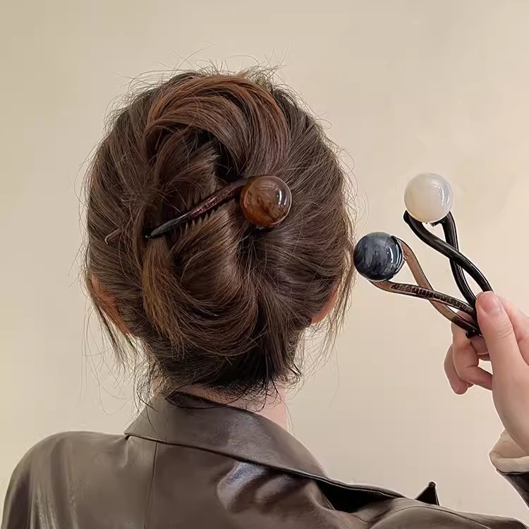 High-end retro pearl one-piece hairpin for women, 2025 new style, elegant twist hair clip at the back of the head, a stylish headwear full figure