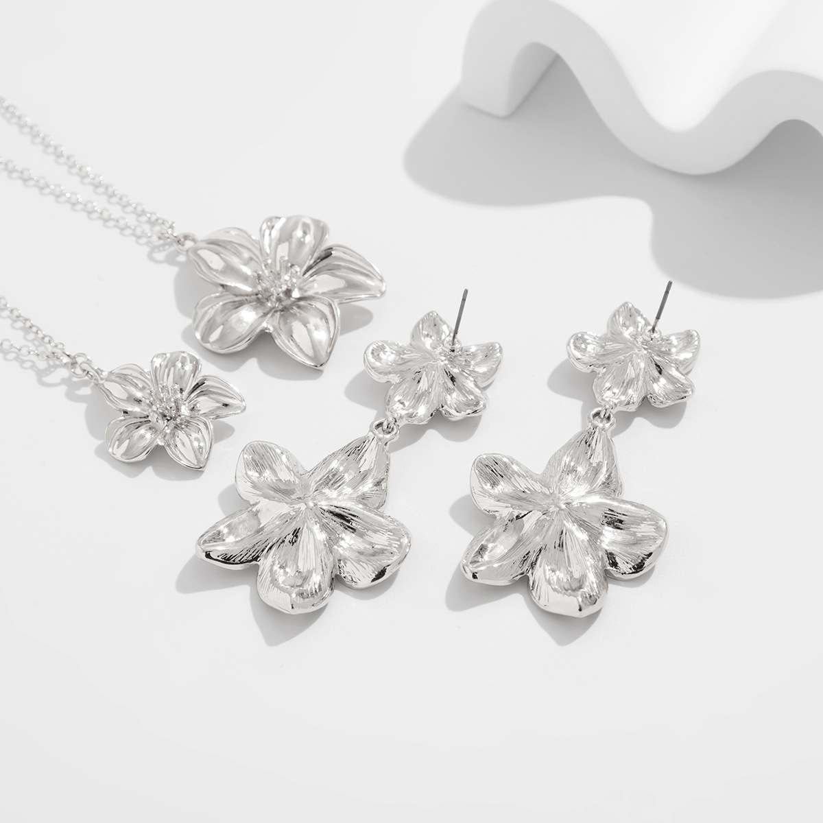 European and American cross-border jewelry design sense striped flower pendant necklace French double-layer alloy collarbone chain set Application Scenario