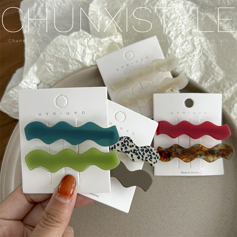 This is a new summer style hair clip in acetic acid green and white, featuring a minimalist Korean style and a cute girlish heart, just like the popular Instagram details Picture