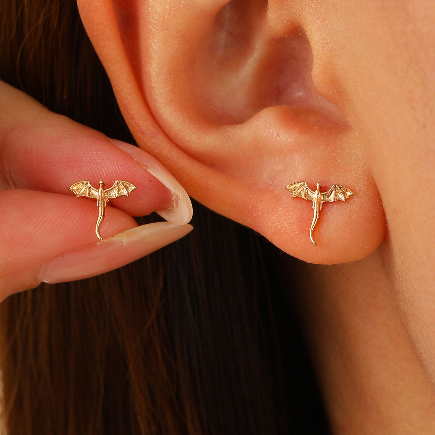 Best-selling cross-border accessories from Europe and America on Amazon: Dragon ear buckle earrings, diamond-encrusted dragon ear studs, punk personality earrings for women Application Scenario