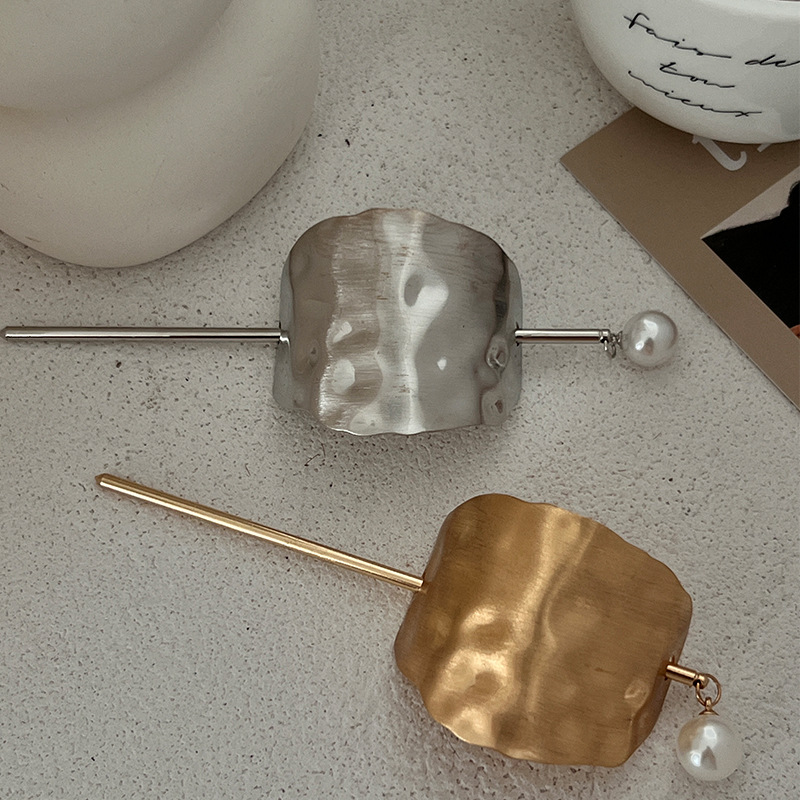 The new European and American style pearl hair accessories are selling well across borders. The back of the head, the updo hairpin, and the niche irregular hairpin and headwear Application Scenario