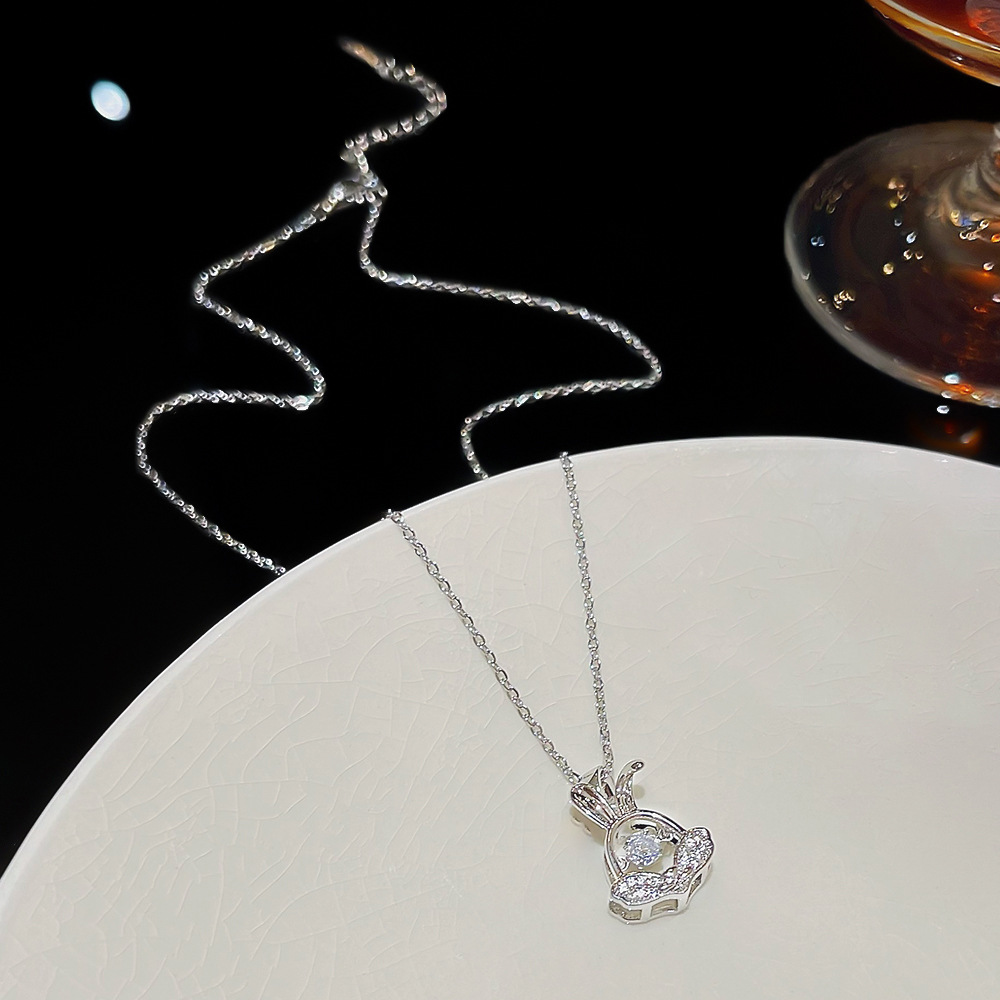 The sweet little rabbit necklace is a versatile, high-end, light luxury and niche collarbone chain. It is a best-selling accessory for the 2024 Spring Festival Application Scenario