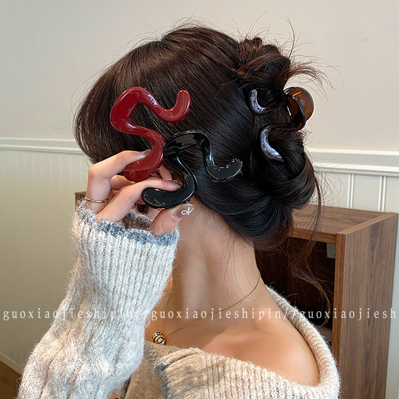 Simple and versatile, with a few words, the full back of the head, the coiled hair clip, the semi-coiled hair clip, the high ponytail hair claws, and the shark clip exude a sense of sophistication details Picture