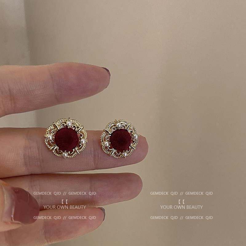 French retro wine-red velvet stud earrings, a niche design for women, exude a sense of elegance and trendy pearl earrings details Picture