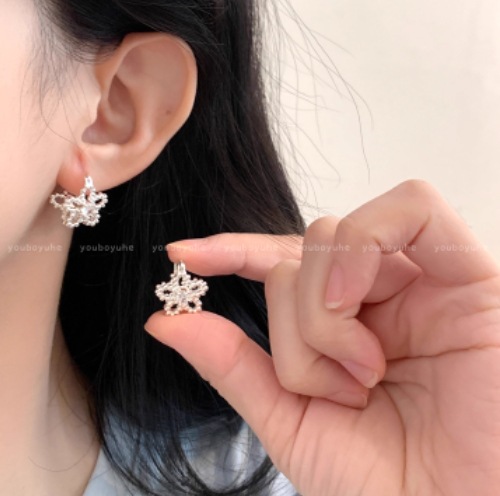 Cold and elegant female lead ~ Korean-style silver hollowed-out flower earrings for women, a light luxury and high-end look, sweet and elegant earrings Application Scenario