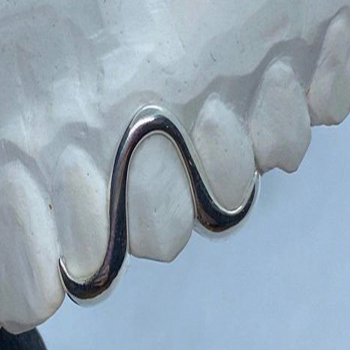 This is a niche design with a twisted wavy Mobius shape and polished zircon double braces for couples. It is suitable for both men and women details Picture
