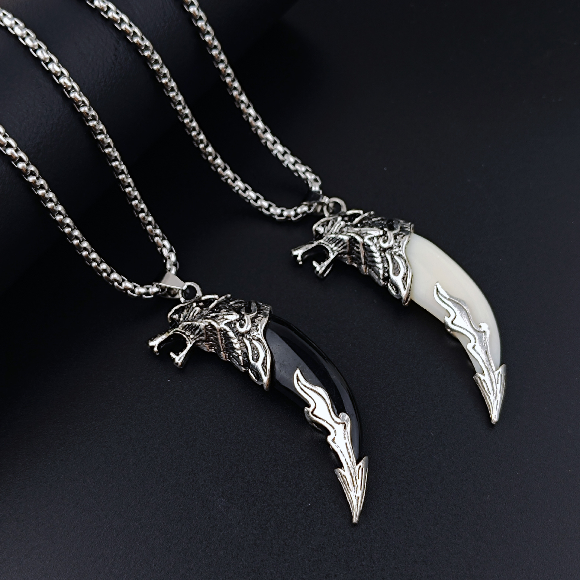 Cross-border powerful Wolf tooth men's necklace, personalized European and American dog tooth pendant, stainless steel cool and trendy chain accessory full figure
