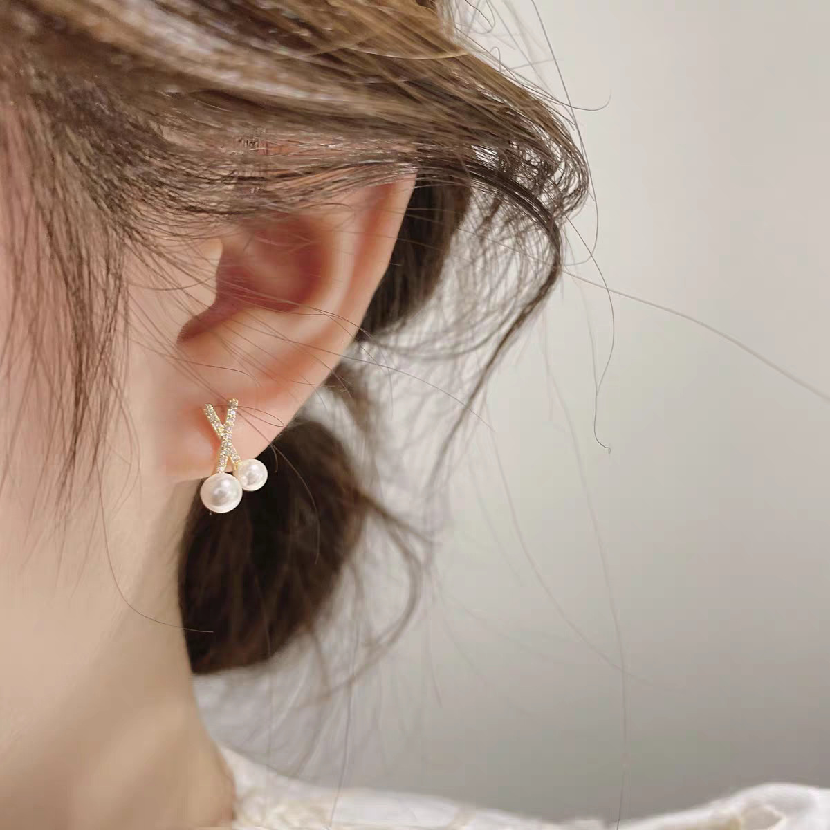 Cross-zircon pearl stud earrings 2025 New bestseller Exquisite earrings, women's niche design sense light luxury fashion earrings details Picture