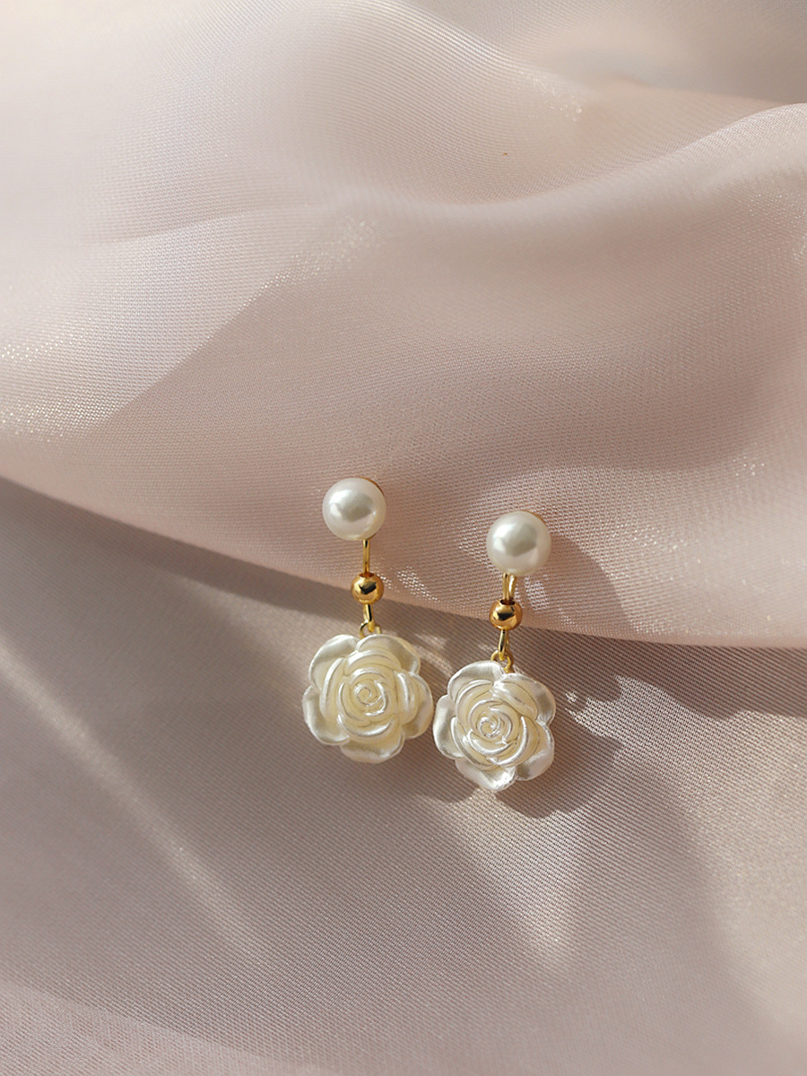 Camellia pearl earrings with a niche design sense, high-end stud earrings, new trendy and unique flower earrings for women in the autumn of 2025 Specification drawing