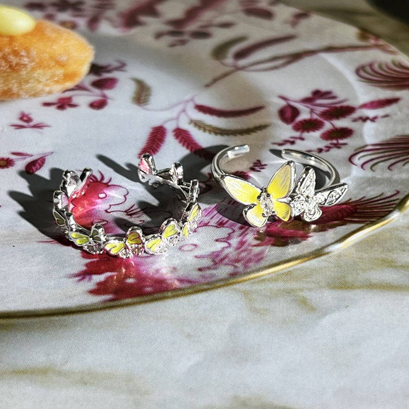 A fresh and unique summer street style with a yellow drip glaze butterfly, exuding a sense of fashion and sophistication. The open ring is exquisitely layered and worn by a woman Application Scenario