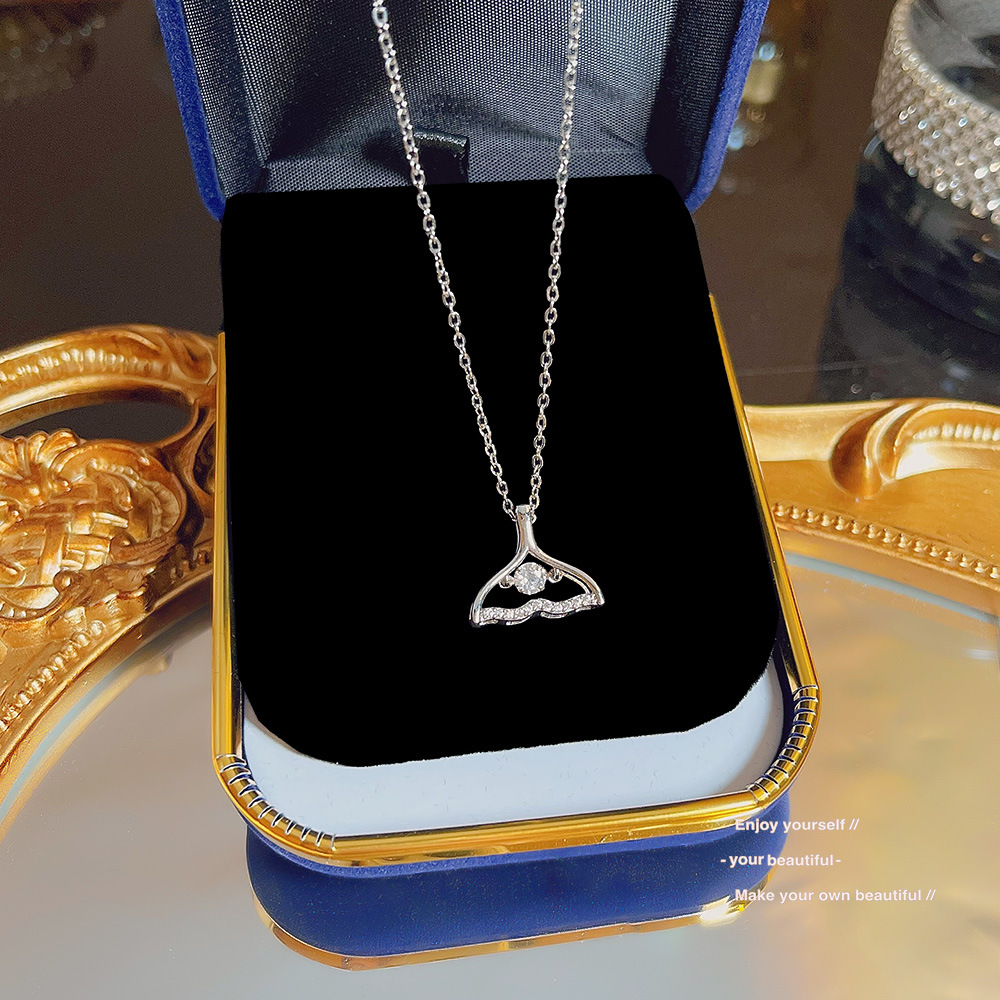 Romantic hollowed-out fishtail necklace, women's accessory, high-end pendant, light luxury, niche, simple and versatile collarbone chain full figure