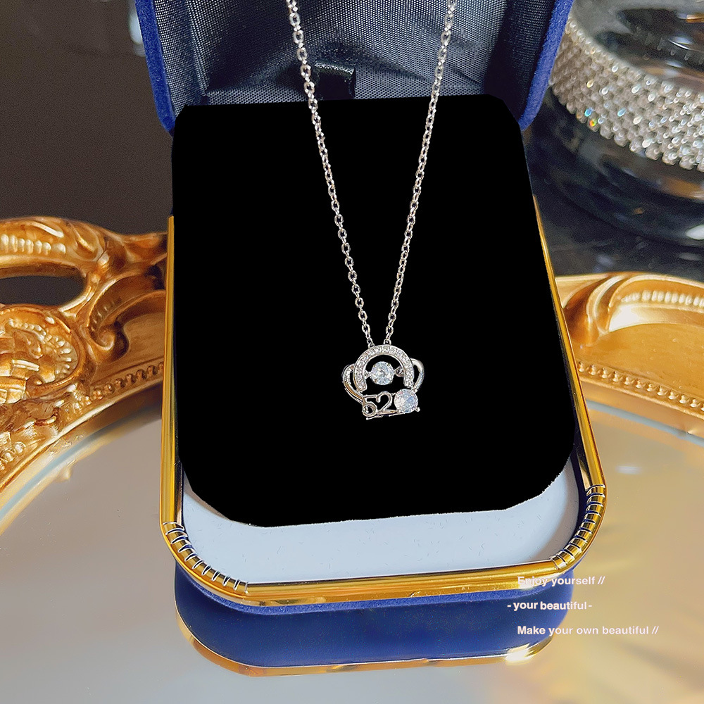 The Sweet Love 520 necklace is a versatile, light luxury and niche new collarbone chain with a design sense and a simple yet elegant pendant full figure
