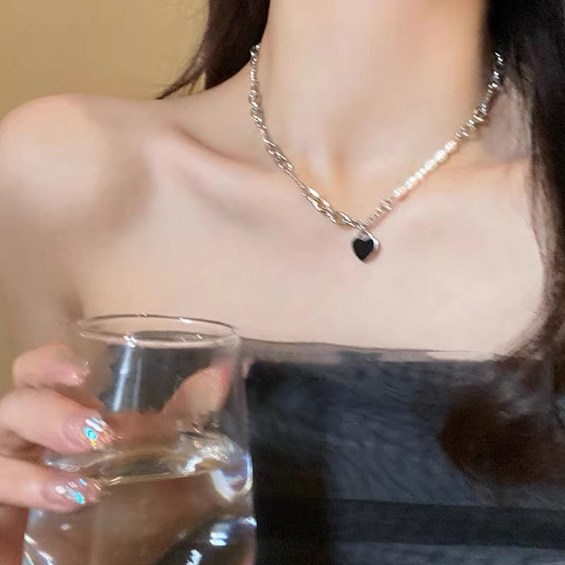 Baroque pearl black heart-shaped necklace, a feminine and trendy patchwork accessory, with a light luxury and niche design sense collarbone chain full figure