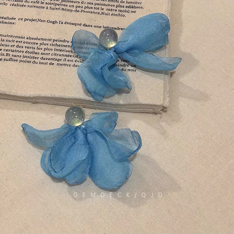 Blue chiffon stud earrings with a super fairy-like atmosphere by the seaside, high-end earrings, gentle and elegant, niche design, vacation-style earrings Application Scenario