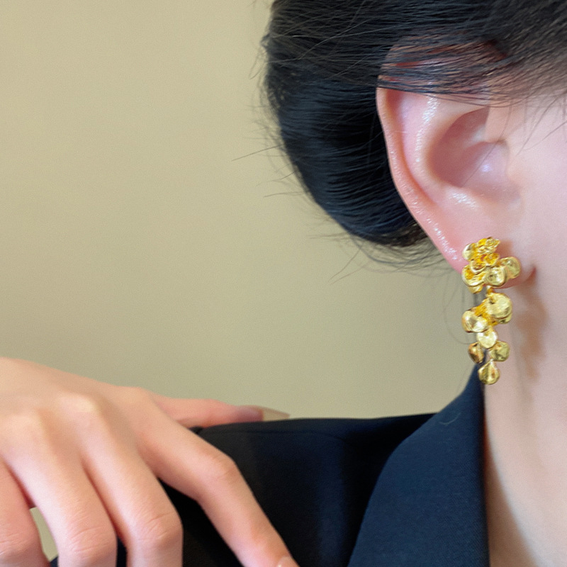 Gilded broken leaf retro gold leaf tassel earrings for women, exaggerated and fashionable stud earrings, high-end and niche style earrings for autumn and winter Application Scenario