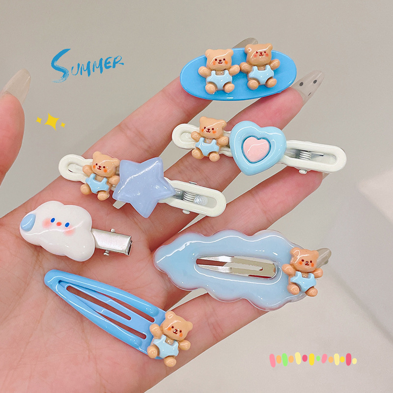 Cute and sweet little bear hair clips, blue stars, silent clouds, duckbill clips, children's hair clips, side clips, bangs clips, headwear Application Scenario