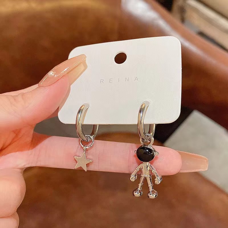 Unique and versatile, sweet and cool, trendy astronaut earrings, asymmetrical stud earrings, ins design sense, fashionable and niche earrings Application Scenario