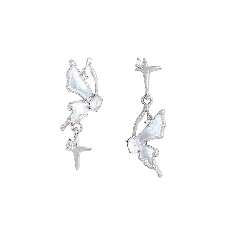 The Zircon butterfly earrings are a light luxury, niche, high-end, retro Hong Kong-style stud earrings that exude a unique charm. They are a popular and stylish earpiece Item Picture
