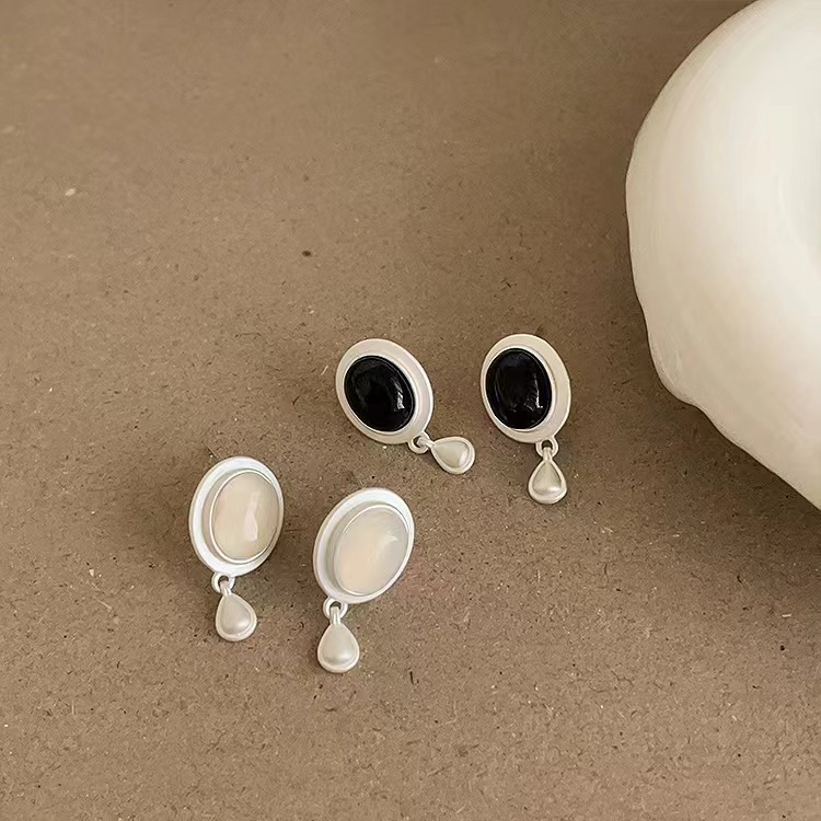Cool moonlight ~ Exquisite French retro metal teardrop earrings, high-end and niche design, fairy-like stud earrings for women Specification drawing