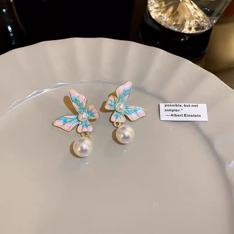 French retro oil painting style butterfly pearl stud earrings, artistic ancient style earrings, high-end design accessories for women Application Scenario