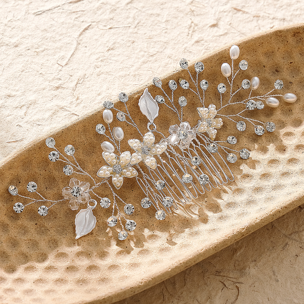 Bridal accessories: Popular wedding combs, wedding gowns, wedding dresses, photo accessories, pearl hair combs, wedding curls and hair accessories in Europe and America Specification drawing