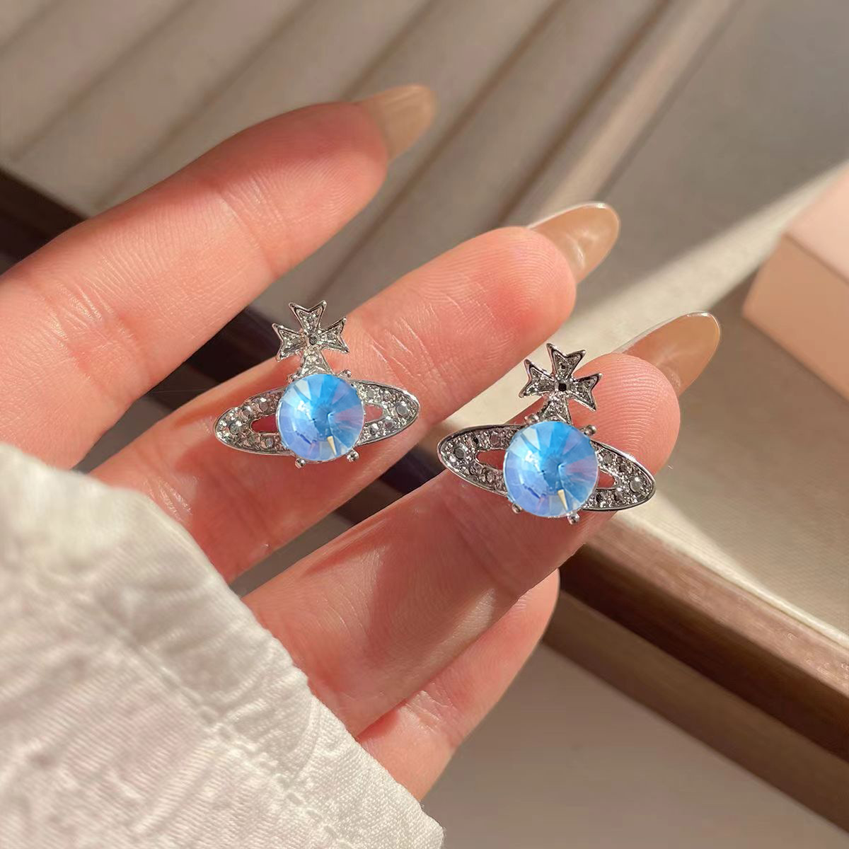 Sparkling Diamond Light Luxury Planet stud earrings for women, trendy, niche, high-end, versatile, fashionable, individual, sweet and cool style earrings and earrings Specification drawing