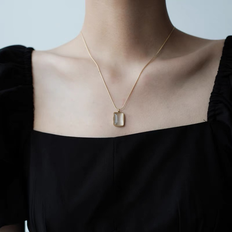 Cat's eye stone square pendant necklace, a new style for women in 2022, is a popular collarbone chain accessory that doesn't fade full figure
